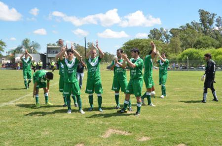 SALUDO - Los jugadores saludan a su gente. imagen