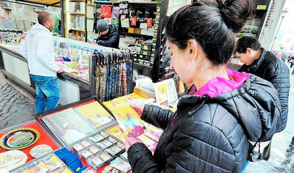 Los souvenirs son una gran atracción para los turistas. Y ya salió un coleccionable con 400 fotos y dibujos.