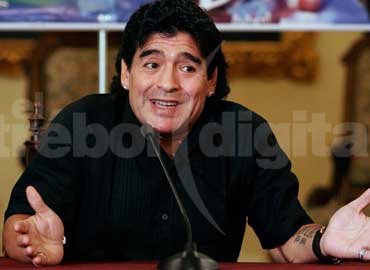Diego, que recientemente cerró su contrato para dirigir en Emiratos Arabes, respaldó al presidente de River por haberle pedido la renuncia a Grondona.