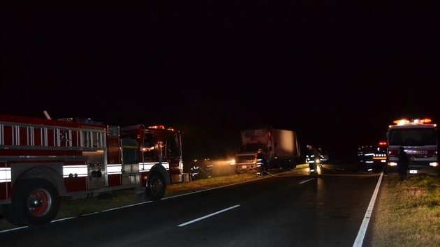 Un vehúculo tomó se incendió en la madrugada del domingo