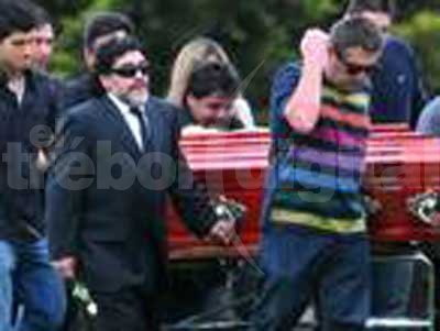 Maradona acompañó los restos de su madre hasta el cementerio privado de Bella Vista donde fueron inhumados.