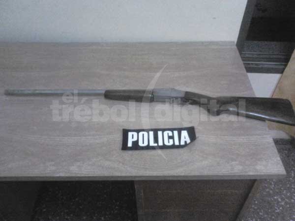 Merodeaba un campo armado y lo detuvieron