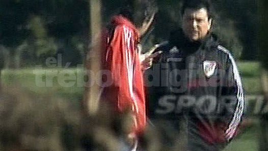 Vestido con una campera de River, el presidente del club estuvo en el entrenamiento y hasta ayudó en una sesión de tiros libres.