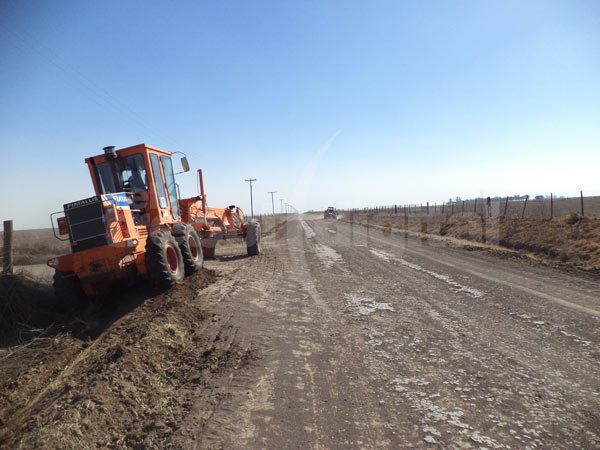 Reparan caminos rurales