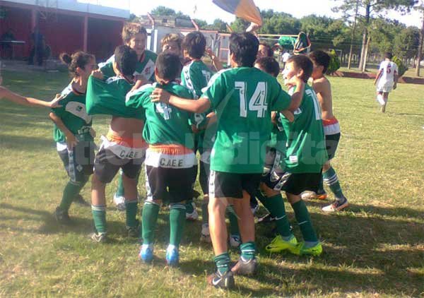 El Expreso con la Copa de Bronce en Novena