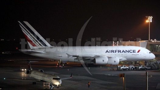 La aeronave de Air France, con 495 pasajeros y 25 tripulantes a bordo, golpeó con su ala izquierda la parte trasera de un avión más pequeño.