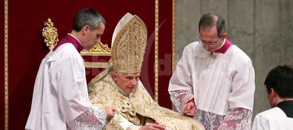 Benedicto XVI renuncia a su papado por falta de fuerzas