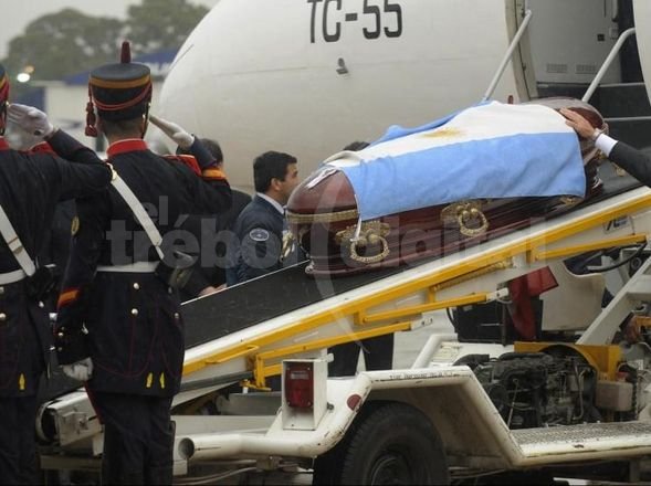 Miles de personas le dieron el último adiós al ex presidente en las calles de la capital santacruceña.