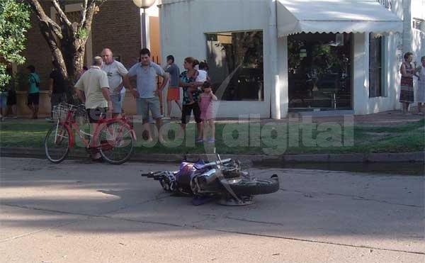 Chocaron un auto y una moto
