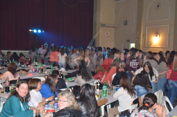 Alegría y color en la cena de mujeres