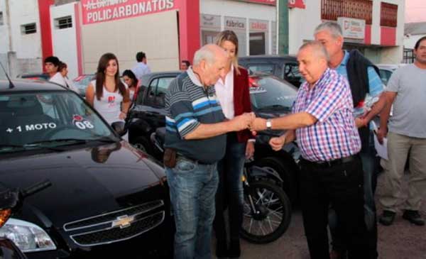 Interclubes entrega auto en la ciudad