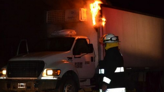 Un vehúculo tomó se incendió en la madrugada del domingo