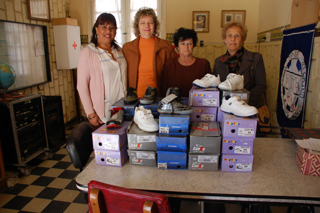 La Rueda de la Amistad del Rotary Club repartió zapatillas en la escuela Belgrano y útiles en el CAF Nº 17