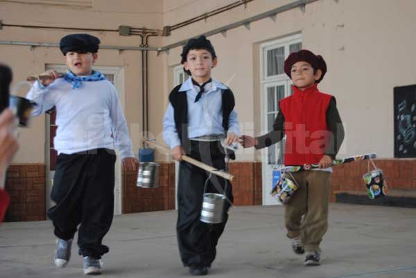 La Escuela Laprida emuló el 25 de mayo
