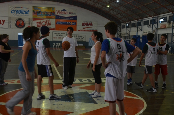 Jornada deportiva de Básquet