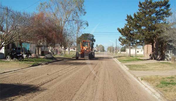 Trabajan en el mantenimiento de calles de ripio