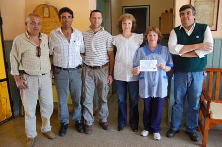La Cooperativa de Agua Potable y Hugo y el Grupo Family entregaron dinero a los comedores escolares de la ciudad