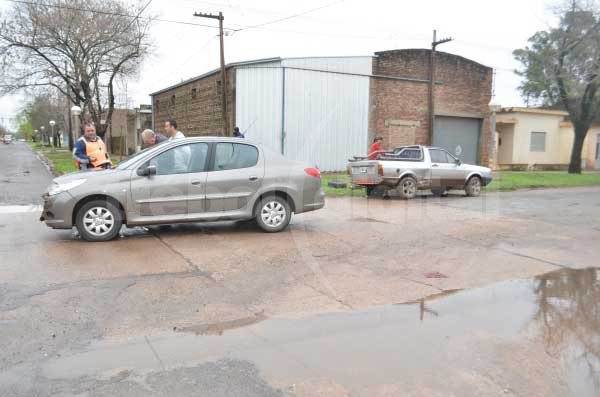 Colisionaron un auto y una camioneta