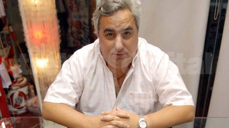 El ex presidente de River estaba de vacaciones en un exclusivo hotel cuando fue identificado por un grupo de hinchas de River, que lo corrieron y lo insultaron.