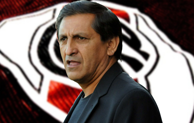 Esta mañana, en la primera jornada del doble turno de entrenamiento, el técnico abandonó la línea de tres y probó con cuatro defensores.
