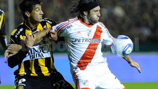 Empató 0-0 con Olimpo y, a tres fechas del final del Clausura, debe descontarle un punto a Arsenal para superarlo en los promedios.