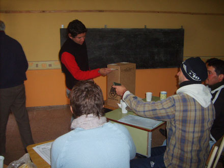 Carlos Reutemann ganó con el 50,46% de los votos en El Trébol