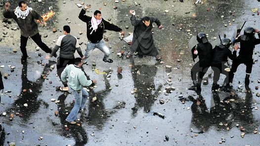 El régimen vitalicio dijo que la democracia tiene límites, mientras miles de personas pedían en las calles la renuncia del presidente Mubarak.