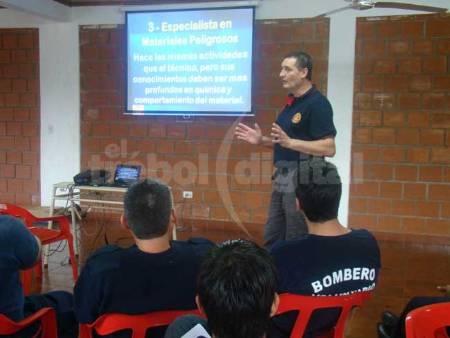 Bomberos de El Trébol disertaron en Misiones