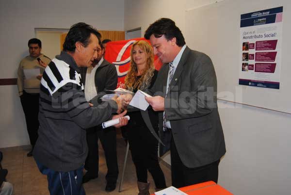 Se entregaron 30 monotributos sociales