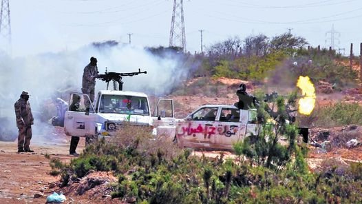 Los rebeldes intentaban avanzar hacia Sirte y las fuerzas kadafistas le daban batalla en las puertas del feudo del dictador.