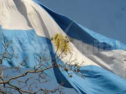 Alumnos de de Nocturna para Adultos confeccionan una bandera nacional