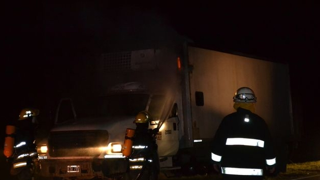 Un vehúculo tomó se incendió en la madrugada del domingo