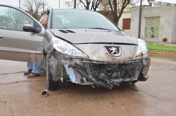 Colisionaron un auto y una camioneta