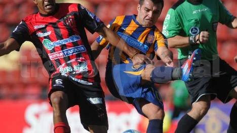 Por la derrota de los rosarinos 1-0 contra los de Paraná, los de Almeyda quedaron en la cima y a tiro del ascenso.