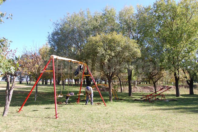 Instalaron juegos infantiles en el predio del Agua Potable