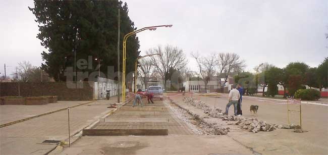 Reparan el asfalto frente a la parroquia San Lorenzo Mártir