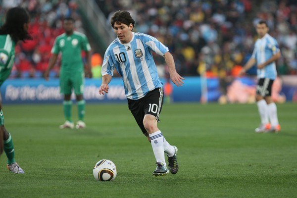 El rosarino será el capitán. El equipo que pondrá será el siguiente: Romero; Otamendi, Demichelis, Burdisso, Clemente; Maxi Rodríguez, Bolatti, Verón; Agüero, Messi y Milito. Afirmó que Brasil es el &a