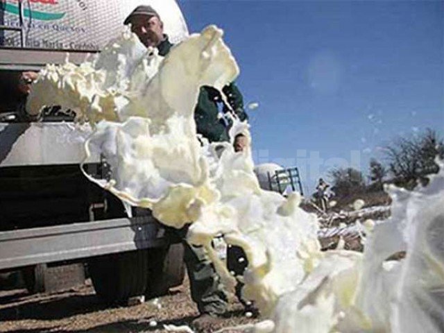 Por la protesta tambera ya se tiraron 150 mil litros de leche