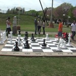 Llegaron las piezas y el ajedrez gigante ya se usa