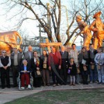 Los Cardos inauguró el monumento a sus fundadores
