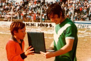 RECONOCIDO - Bagilet recibiendo una placa. 