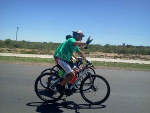 EN LA RUTA - Los ciclistas rumbo a El Trébol. 