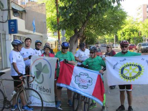 EN EL PERIPLO - Girello con García y la gente de El Trébol en el raid. 