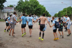 LA RONDA - Trebolense frente  ala portada del club. 