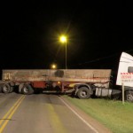Tumbó en Sastre el térmico de un camión cargado de hamburguesas