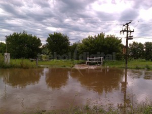 AGUA POTABLE - El agua pasó sobre la Ruta. 