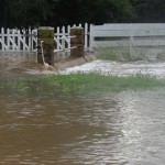 Por dos horas el agua pasó sobre las rutas 13 y 40 S
