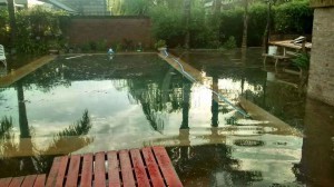 PATIOS INUNDADOS - El agua pasó por sobre las piscinas privadas. 