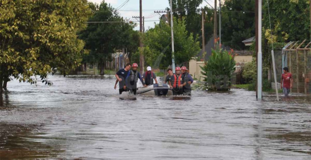 CON EL GOMON - Los Bomberos al rescate de vecinos en María Susana. - Foto: Francisco Díaz de Azevedo