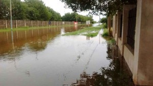 UN OCEANO - El agua llega y se estanca en María Susana. 